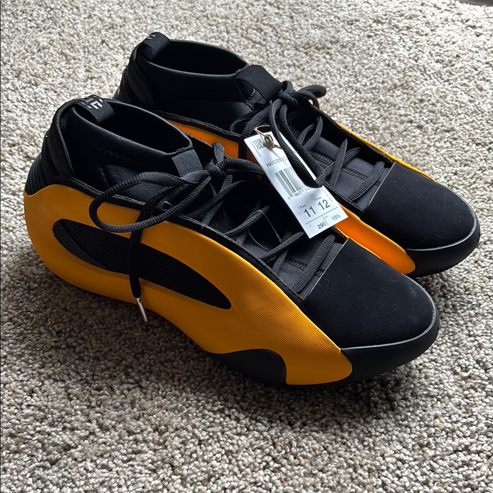 Black and Yellow Sneakers with Bold Midsole Design